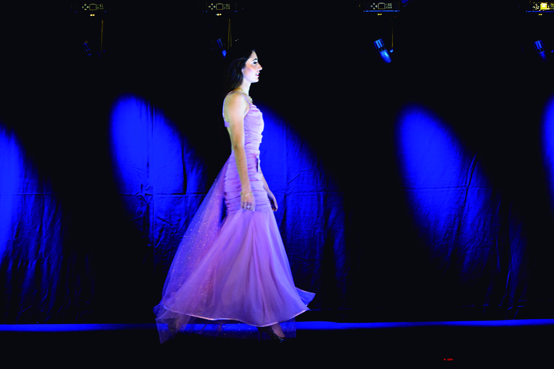 Miss Portuguesa — défilé, robe lilas sous projecteurs
